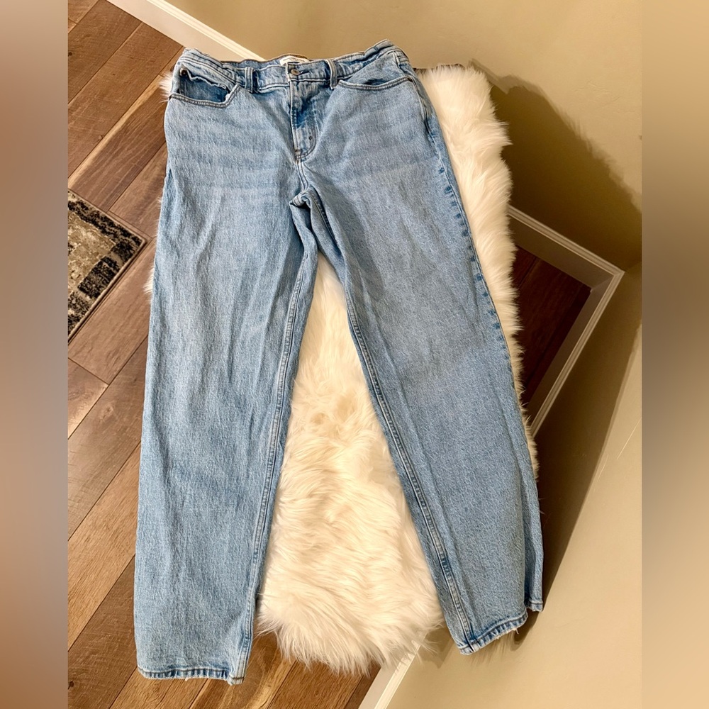 Abercrombie & Fitch The Straight Mid Rise Jeans